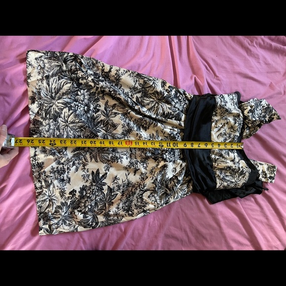 SUPER cute dress. Worn once - Picture 5 of 8